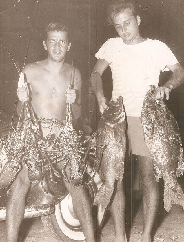 Ronaldo Bscoli (1928-94) e Menescal ( dir.) aps pescaria em 1961