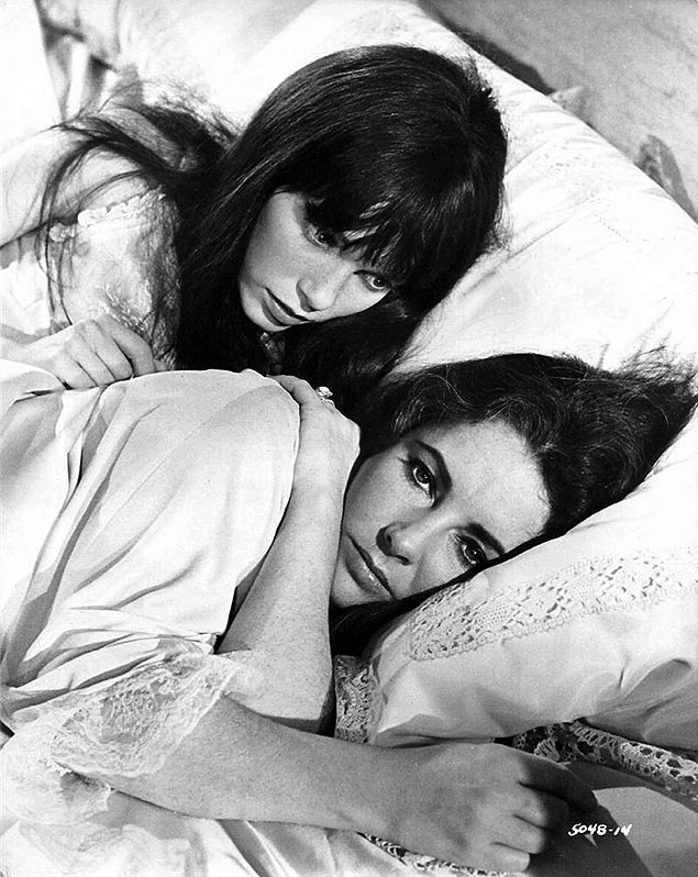 As atrizes Mia Farrow ( esq.) e Elizabeth Taylor em cena do filme "Cerimnia Secreta" 