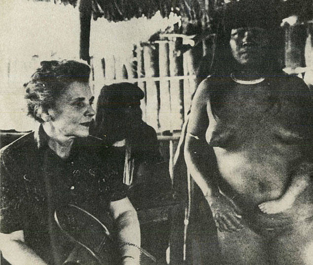 A poeta Elizabeth Bishop com índia durante visita à Amazônia