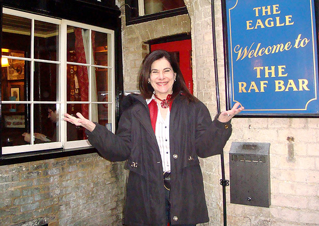 A cientista Mayana Zatz na porta do Eagle Pub, bar próximo ao laboratório de Cambridge (Inglaterra) em que James Watson e Francis Crick trabalhavam