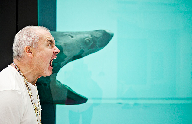 Damien Hirst imita sua obra no Museu de Arte Islmica em Doha, Qatar, em outubro de 2013.