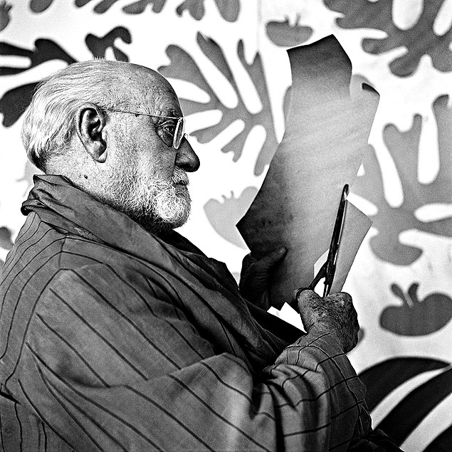 O pintor e escultor Henri Matisse prepara colagem em seu ateli, em 1952