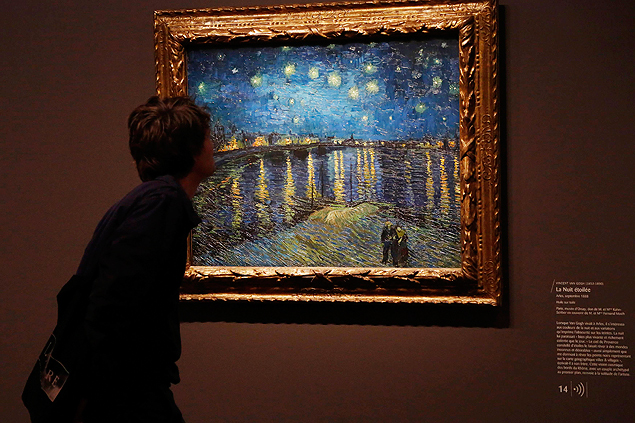 A journalist studies &quot;La Nuit Etoile&quot;, Arles, September 1888, by painter Vincent van Gogh during press day for the exhibition, &quot;Van Gogh/Artaud The Man Suicided by Society&quot;, at the Musee d'Orsay in Paris March 10, 2014. The shrieks of madwomen assault visitors as they enter the Musee d'Orsay's new exhibit on Vincent Van Gogh in an arresting look at the painter's work as seen through the eyes of avant-garde theatre director and playwright Antonin Artaud. The exhibit opens to the public March 11 and runs to July 6, 2014. REUTERS/John Schults (FRANCE - Tags: SOCIETY) ORG XMIT: JES107