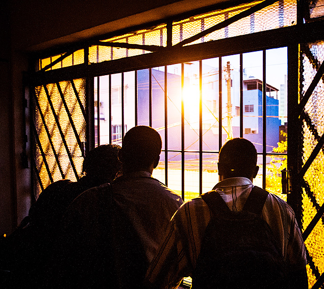 SO PAULO, SP, BRASIL, 07-05-2013, 05h23: Imigrantes haitianos em janela de prdio ocupado, na rua Visconde de Parnaiba, no centro de So Paulo (SP). policia cumpriu uma ordem de despejo em um prdio que era habitado por haitianos. (Foto: Eduardo Anizelli/Folhapress, COTIDIANO)
