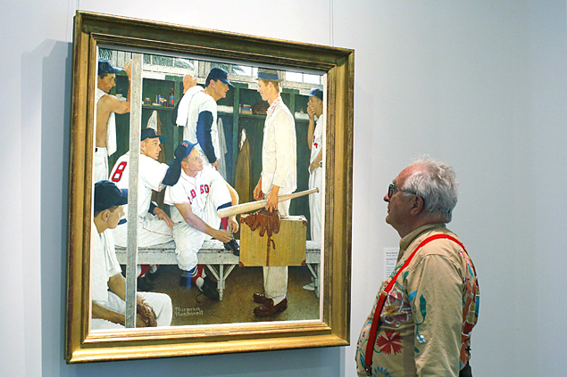 Peter Rockwell, filho de Norman Rockwell,olha a pintura de seu pai "The Rookie (Red Sox Locker Room)", de 1947
