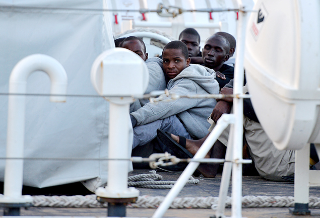 Imigrantes resgatados pela guarda costeira prximos a ilha de Lampedusa em outubro de 2013