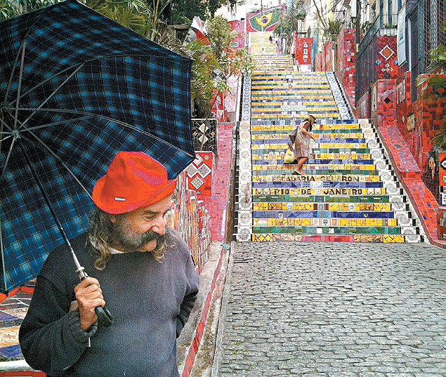 O artista chileno Jorge Selarn em sua obra na Lapa, Rio, em 2010