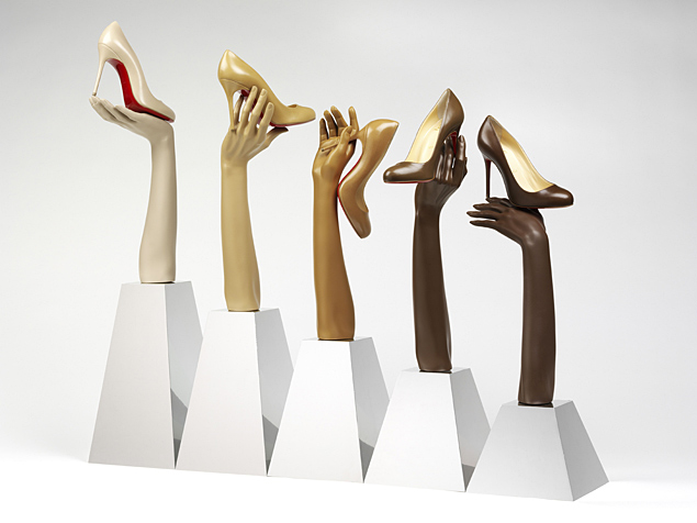 Sapatos de Christian Louboutin em tons de "nude" que refletem os diferentes tons de pele