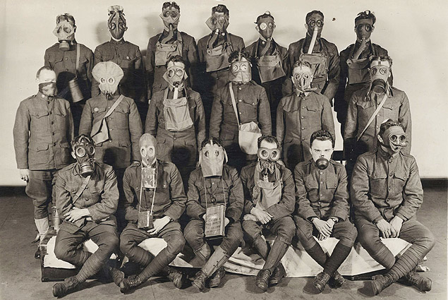 Soldados americanos posam com diferentes modelos de mscaras de gs criados pelo Laboratrio de Desenvolvimento Qumico da Filadlfia, em imagem de 1919.