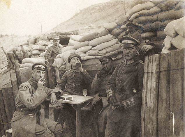 Oficiais alemes na Blgica durante a Primeira Guerra Mundial, em 1917.