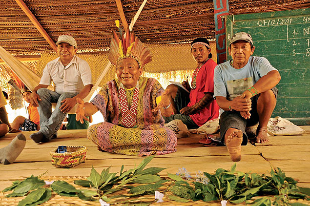 No centro, o paj Dua Bus, do povo Huni Ku, numa das imagens que esto no "Livro da Cura", com conhecimentos medicinais tradicionais.