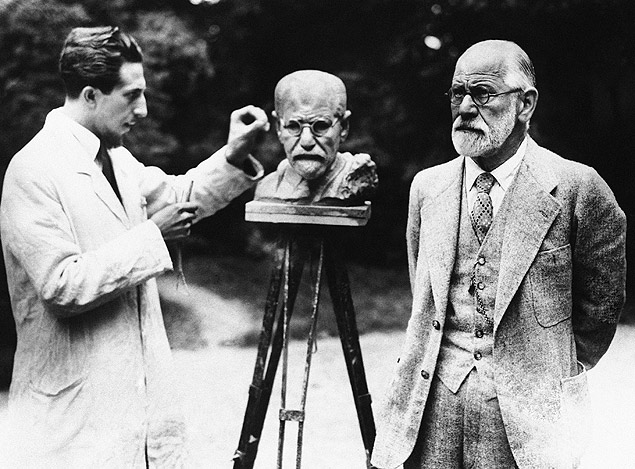 O psicanalista Sigmund Freud, posa para o escultor Oscar Nemon, em Viena, em 1931. *** FILE - This is a 1931 file photo of Sigmund Freud, father of psychoanalysis, as he poses for sculptor Oscar Nemon in Vienna. British police are hunting burglars who tried to steal the ashes of psychoanalyst Sigmund Freud from a London crematorium. The Metropolitan Police force says a 2,300-year-old Greek urn containing the remains of Freud and his wife Martha was severely damaged in a break-in at Golders Green Crematorium on Dec. 31 or Jan. 1. (AP Photo/File) ORG XMIT: LON104