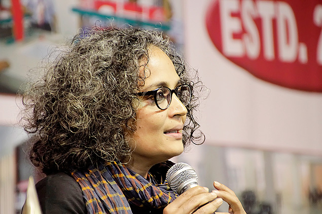 Arundhati Roy , Writer of Man Booker Prize for Fiction winning novel The God of Small Things (1997) visits Guwahati during 14th North East Book Fair. Arundhati Roy (born 24 November 1961) is an Indian author and political activist who was best known for the 1998 Man Booker Prize for Fiction winning novel The God of Small Things (1997) and for her involvement in environmental and human rights causes. Roy€™s novel became the biggest-selling book by a nonexpatriate Indian author (Photo: Vikramjit Kakati - 30.dez.2012/Wikimedia Commons) -http://en.wikipedia.org/wiki/File:Arundhati_Roy_,_Man_Booker_Prize_winner.jpg ***DIREITOS RESERVADOS. NO PUBLICAR SEM AUTORIZAO DO DETENTOR DOS DIREITOS AUTORAIS E DE IMAGEM***