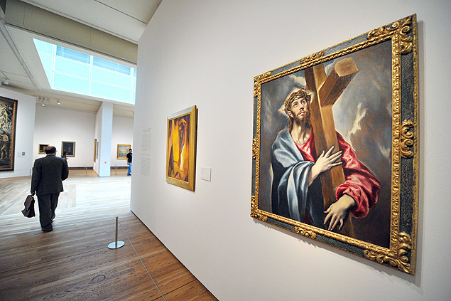 Um visitante passa pela pintura "Cristo Carregando a Cruz" (1600-05), de El Greco