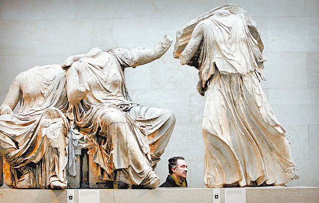 Visitante caminha ao lado de esculturas do Parthenon no Museu Britnico, em Londres
