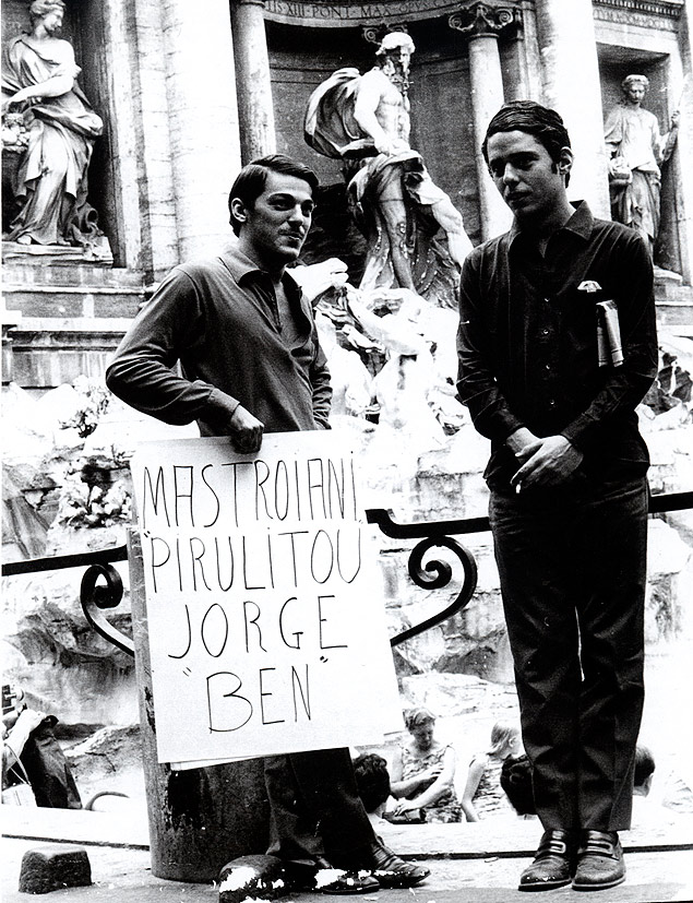 Toquinho e Chico Buarque diante da Fontana di Trevi, em Roma