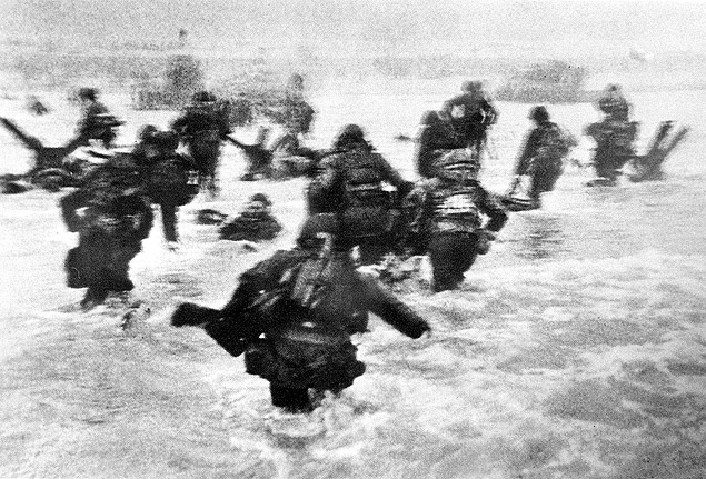Normandia. Praia de Omaha. A primeira onda de tropas americanas desembarca ao amanhecer. Foto de Robert Capa. 6 de junho de 1944.