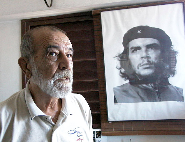 O fotgrafo cubano Alberto Diaz Gutierrez (mais conhecido como "Korda"), ao lado de seu famoso retrato de Che Guevara em Havana