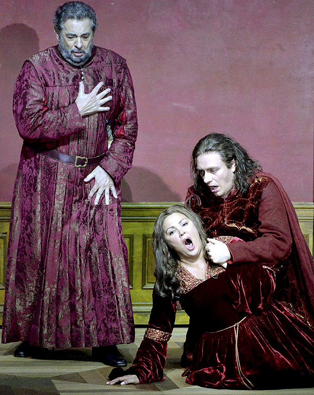 A soprano Anna Netrebko, o tenor Plcido Domingo (esq.), e o tenor Francesco Meli (dir.), em ensaio de "Il Trovatore", em Salzburgo