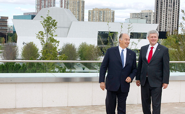 O primeiro-ministro canadense Stephen Harper e o im Aga Khan  frente do museu
