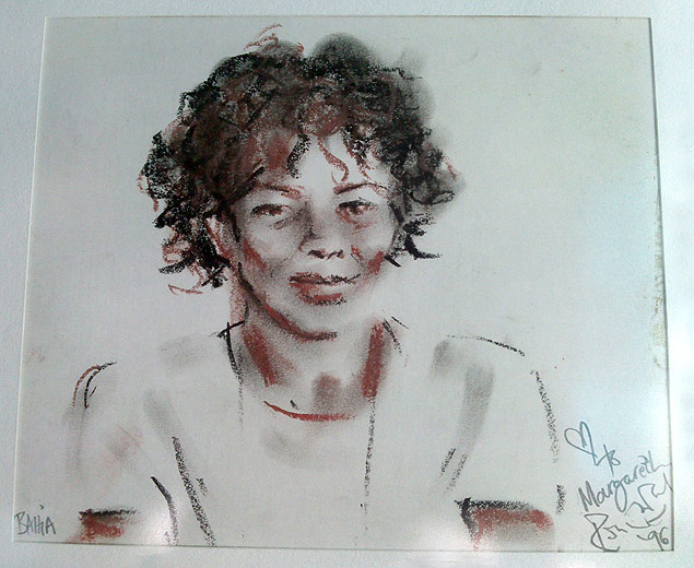 Retrato da cantora Margareth Menezes feito pelo guitarrista Ron Wood com cinzas e nanquim