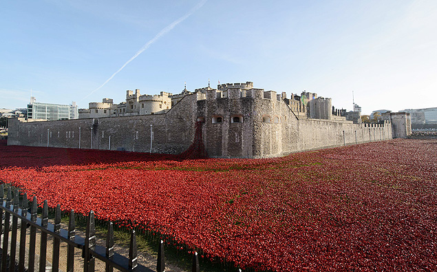 A instalao "Blood Swept Lands and Seas of Red", na Torre de Londres, do ceramista Paul Cummins e do cengrafo Tom Piper, que celebra os cem anos do comeo da Primeira Guerra