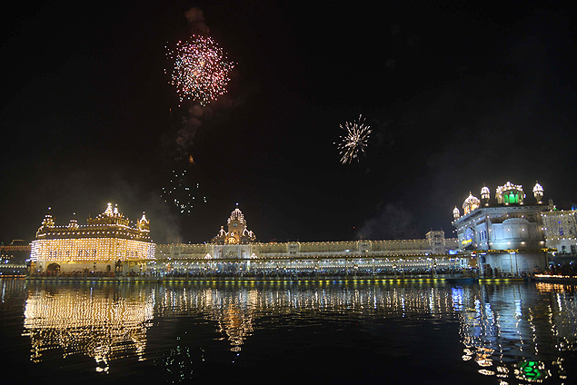 Fogos de artifcio no Templo Dourado, em Amritsar no 545 aniversrio de Sri Guru Nanak Dev, fundador da religio sikh