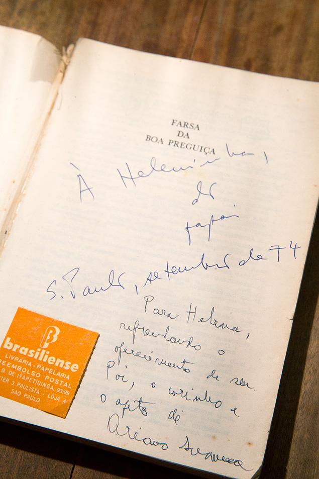 Livro dedicado a Helena Albergaria pelo pai (74) e por Suassuna (97)