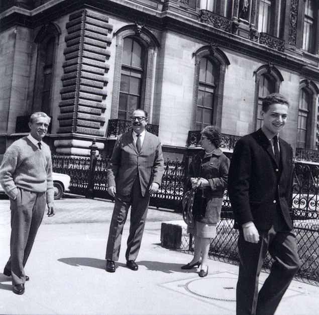 Lourival, Lourdes e o filho Lucio, com Lemos ( esq.), em Paris, 1963