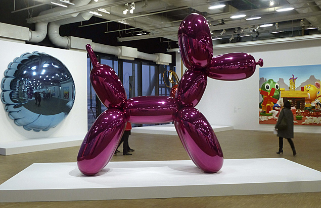 A obra "Balloon Dog", de Jeff Koons, na exposio do Centro Pompidou