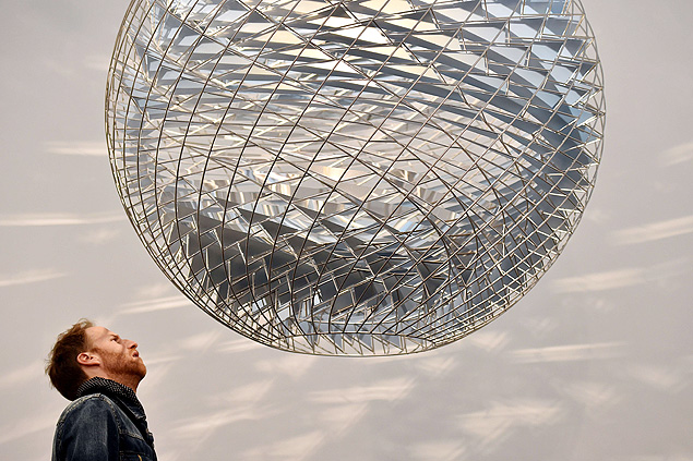 Visitante v obra "Schools of Movement Sphere", de Olafur, na feira de arte Frieze em Londres