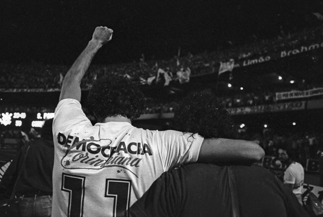 Abraado a Casagrande, Scrates comemora, com o habitual brao erguido, a conquista do Campeonato Paulista pelo Corinthians, em 1983