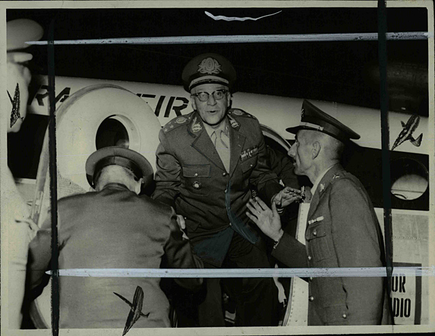 Bevilacqua chega a So Paulo, em 1963; a foto, do arquivo da "ltima Hora", preserva as indicaes caractersticas de corte, da era pr-digital da fotografia e da diagramao