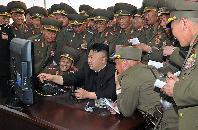 O ditador Kim Jong-un mostra a militares da Coreia do Norte as possibilidades de um computador 