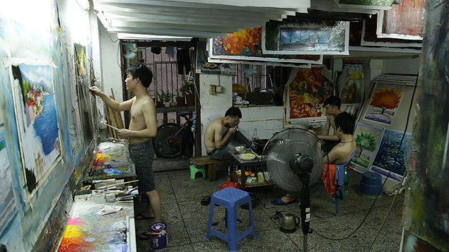 Artistas trabalham em oficina de Dafen em cena do documentário "Affordable Art"