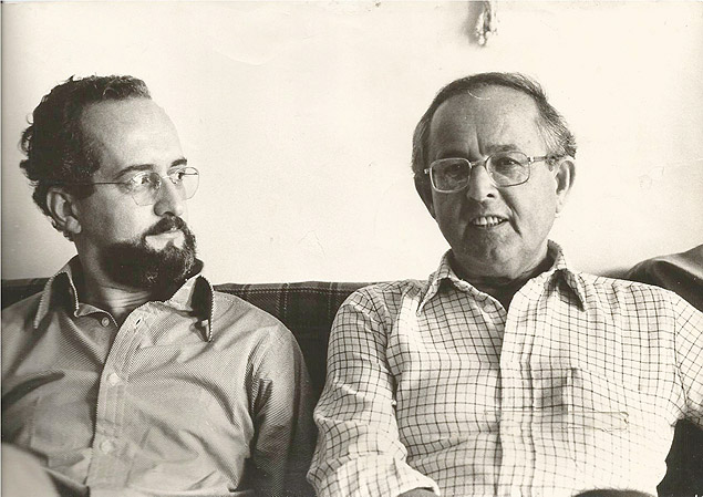Carlos Guilherme Mota (esq.) em sua casa em São Paulo com o historiador francês Albert Soboul em 1972