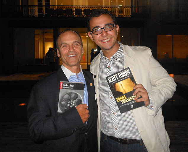 O escritor americano Scott Turow (esq.) e o brasileiro Raphael Montes em setembro de 2013, em SP
