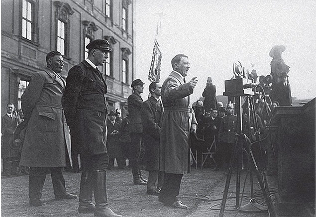 Hitler discursa ao lado Helldorf e Joseph Goebbels.Imagem do livro 