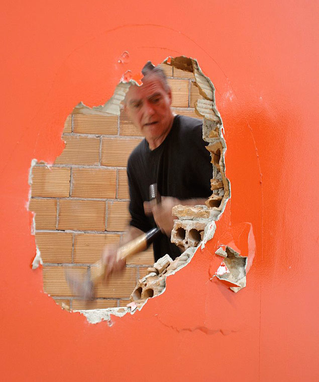 Antonio Manuel quebra um muro da instalao "Ocupaes/Descobrimentos" (1998-2013)