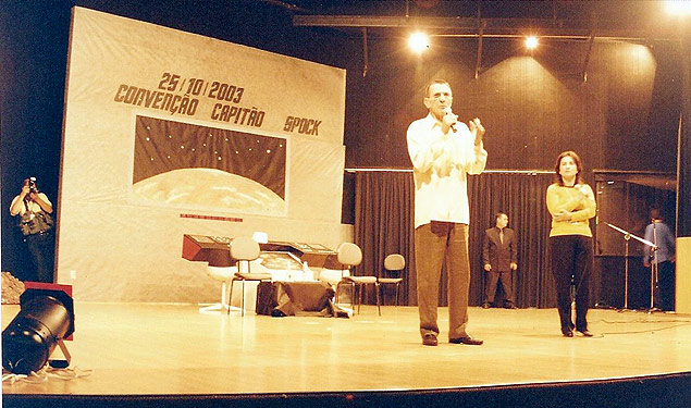 Leonard Nimoy, o Spock da srie "Jornada nas Estrelas", e Ederli Fortunato ( dir.) em evento em So Paulo