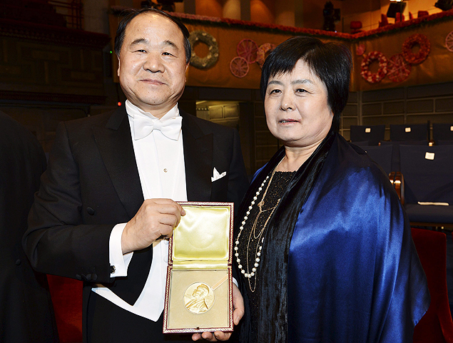 O escritor Mo Yan com sua mulher Quinlan Du, após receber o Prêmio Nobel em dezembro de 2012