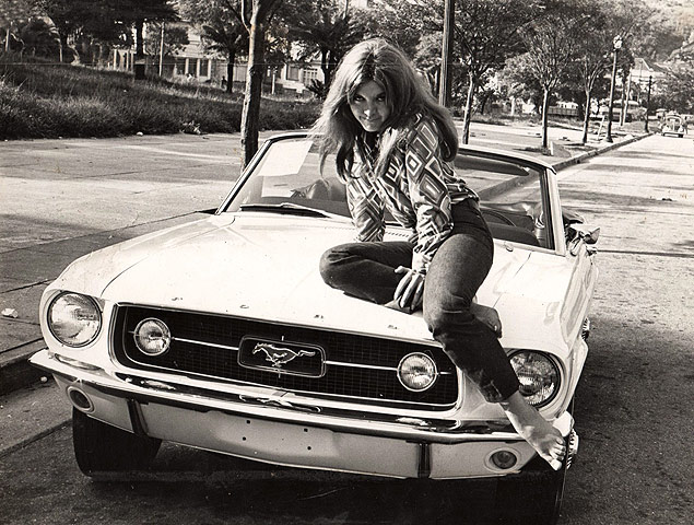 A cantora Wanderla com seu Mustang conversvel branco em foto de 1967, em So Paulo