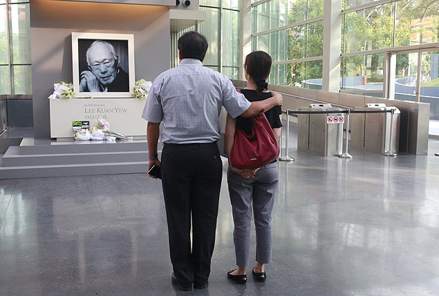Visitantes diante de retrato de Lee Kuan Yew no Museu Nacional de Cingapura