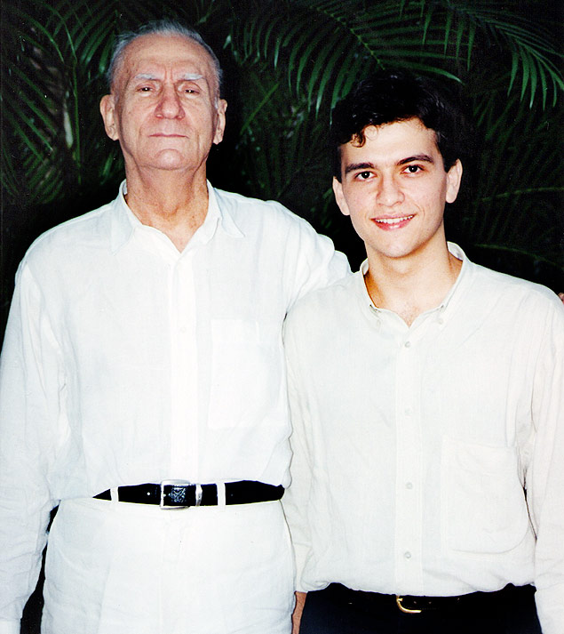 O dramaturgo Ariano Suassuna e o msico Leandro Carvalho na casa do escritor no Recife em 1997