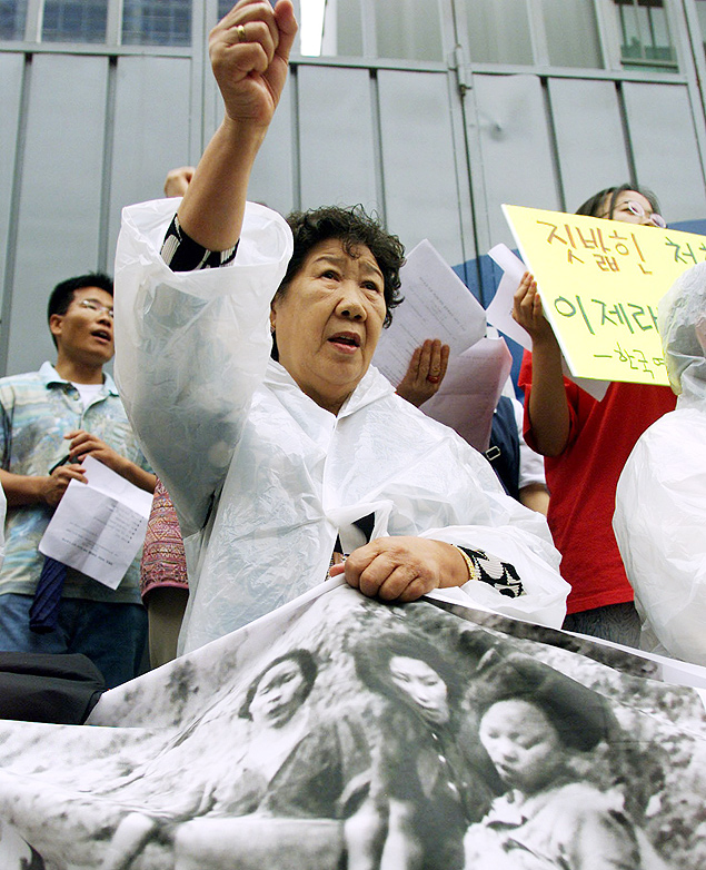 Ex "comfort woman" sul-coreana Kang Il-chul, 73, durante protesto em Seul em 2011 