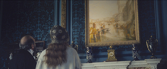 David Suchet e Dakota Fanning no filme "Effie Gray" olhando para quadro de J.M.W. Turner