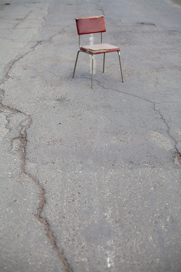 Cadeiras velhas na estrada entre Ierevan e Garni esperam o reconhecimento do genocdio armnio, negado pela Turquia