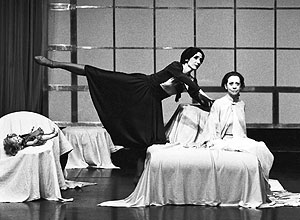 A atriz Fernanda Montenegro como Petra Von Kant em cena da pea " As Lgrimas de Petra Von Kant", de Rainer Werner Fassbinder e direo de Celso Nunes, em 1982. (Foto: Divulgao) ***DIREITOS RESERVADOS. NO PUBLICAR SEM AUTORIZAO DO DETENTOR DOS DIREITOS AUTORAIS E DE IMAGEM***