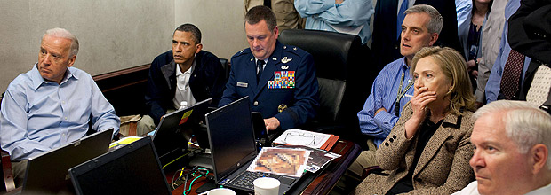 Hillary Clinton, ainda secretria de Estado, recebe, com Obama, na Casa Branca, informaes sobre a misso em busca de Osama bin Laden, em maio de 2011