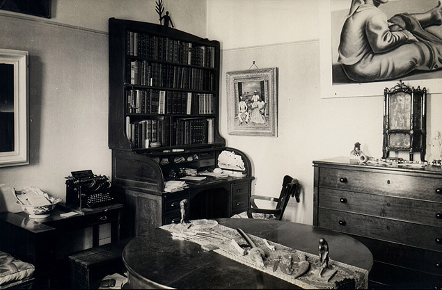 Estdio de Mrio em 1945: ao fundo, "A Famlia do Fuzileiro Naval", de Guignard (junto  escrivaninha), e "Colona", de Portinari ( dir.)
